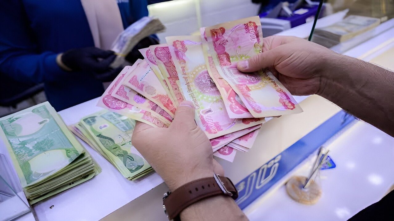 “الدولار طالع في السماء“.. سعر 100 دولار في العراق اليوم مقابل الدينار في البنوك