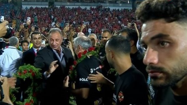 محمود الخطيب يحتفل بلاعبي الأهلي بالورود بعد التتويج بلقب الدوري  – ترند نيوز