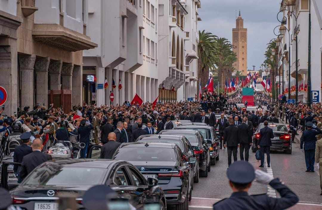 الملك ينزل لتحية المواطنين..لحظة تاريخية مع ماكرون في شوارع الرباط(فيديو)