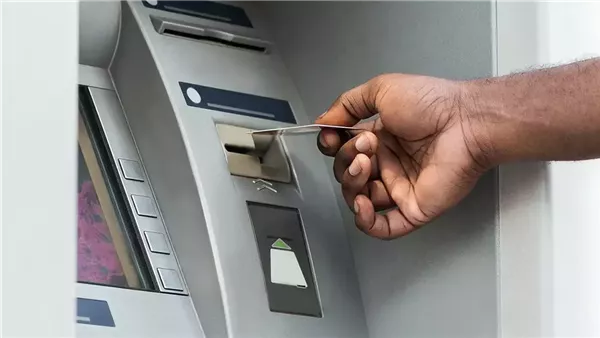 عقب أخر قرار للمركزي .. رسوم السحب والاستعلام عن الرصيد من ماكينات ATM في مصر | شوف لما تسحب مرتبك أو معاشك هيتخصم منك كام؟