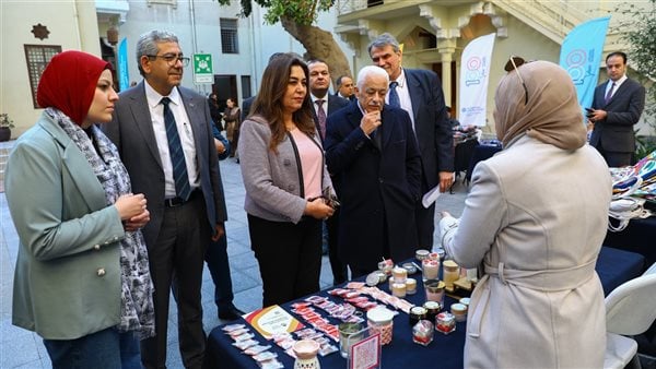 وزيرة التنمية المحلية تفتتح معرض أيادي مصر بمقر الجامعة الأمريكية في التحرير| صور