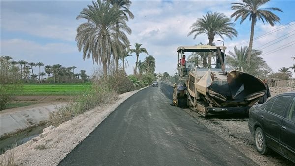 محافظ الجيزة يتابع استكمال أعمال رصف طريق 21 أطفيح بالكريمات | صور