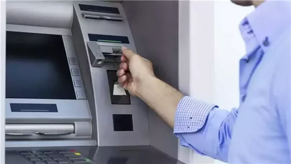 هام للموظفين وأصحاب المعاشات.. تعمل إيه وتتصرف ازاي علشان ترجع فلوسك لو اتحجزت في ATM