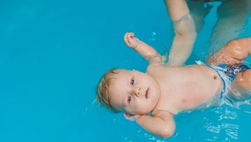 10 نصائح للأمهات لحماية الأطفال قبل نزول حمام السباحة