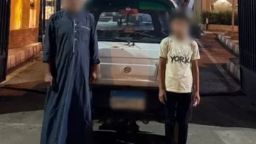 لحظة مذهلة: طفل يقود سيارة في بحيرة بطريقة غير آمنة! هل نحن بحاجة إلى اتخاذ إجراءات لحماية الأطفال؟