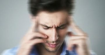 هل تشعر بدوار عند الوقوف بسرعة؟ كيف تعالجه فى المنزل