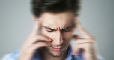 هل تشعر بدوار عند الوقوف بسرعة؟ كيف تعالجه فى المنزل