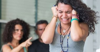 تضر صحتهم النفسية.. 5 أخطاء شائعة يفعلها الأباء مع أبنائهم خلال “المراهقة”