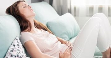 آلام المعدة والانتفاخ أثناء الحيض.. أطعمة ومشروبات تجنبيها للوقاية