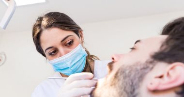 قد يسبب إتلافها.. 6 أسباب لصرير الأسنان وكيفية إيقافه
