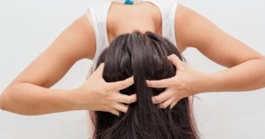 أكثر من مجرد التهاب.. أسباب مرضية خطيرة تكشفها حرقة فروة الرأس الشديدة