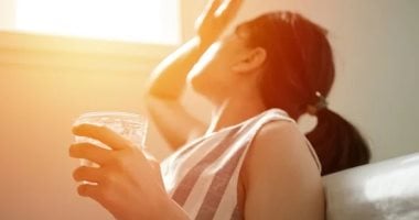أعراض تدل على عدم شرب ما يكفي من الماء.. نصائح للوقاية من الجفاف
