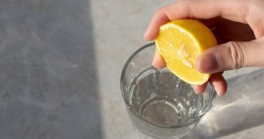 ماذا يحدث لجسمك عندما تبدأ يومك بكوب من ماء الليمون الدافئ؟