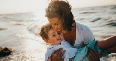 أفضل طرق العناية بالطفل فى أيام الصيف الحارة.. من الاستحمام وحتى الاستمتاع