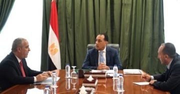 رئيس الوزراء يستعرض مع رئيس الهيئة الوطنية للصحافة عددا من الموضوعات والملفات