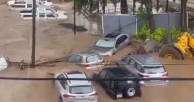 السيارات تسبح.. فيضانات عارمة تجتاح العاصمة الإثيوبية أديس أبابا (فيديو)