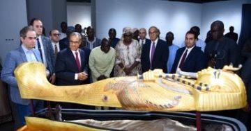 وزير الخارجية يهدى مستنسخًا لمومياء وتابوت الملك توت عنخ آمون لمتحف الحضارات الإفريقية فى داكار