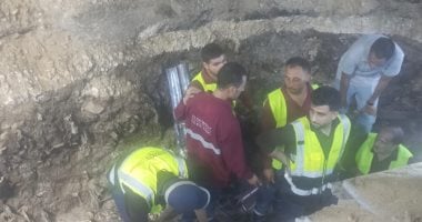 اللحظات الأخيرة من إصلاح كابلات “جزيرة الذهب” استعدادا لإعادة التيار للجيزة