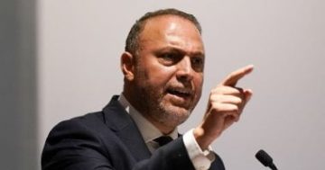 معاريف تهاجم سفير فلسطين لدى لندن: عراب الاعتراف البريطانى بفلسطين