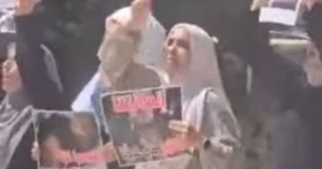 بأعلام إسرائيل.. مظاهرات الإخوان مستمرة أمام سفارة مصر فى تل أبيب.. فيديو