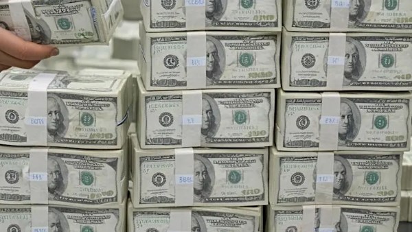 أفضل الدولار القوي..وانخفاضه يُدر على أمريكا أموالا طائلة