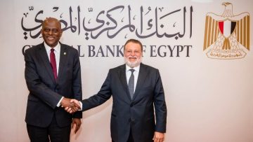 محافظ البنك المركزي يستقبل نظيره النيجيري ويصحبه في جولة بدار طباعة النقد