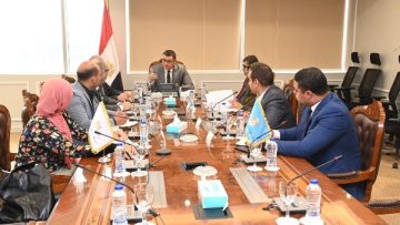 وزير الإسكان يتابع مشروع المماشى السياحية بمدينة الشيخ زايد