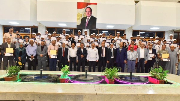 بحضور المحافظ .. مستثمري أسيوط تكرم 50 طالبًا بمنظومة التعليم المزدوج