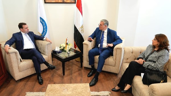 شل العالمية تبحث مع وزارة البترول التوسع في إنتاج الغاز الطبيعي بمصر