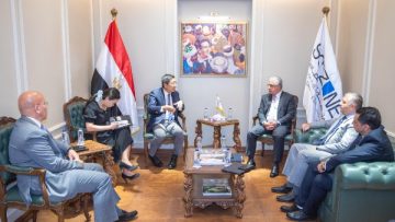 “اعرف مدينتك”.. وفد شركة السويس لتصنيع البترول يستعرض خطط التنمية المستقبلية بالمدينة