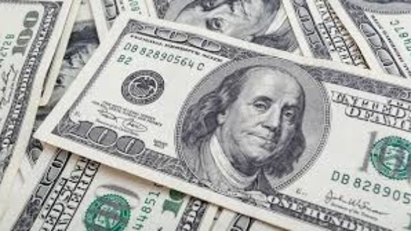 انخفاض ملحوظ في سعر الدولار مقابل الجنيه بالبنوك اليوم