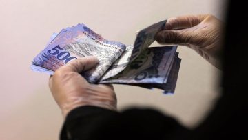 استلم ببساطة قرض بدون كفيل ولا تحويل راتب ميسر للغاية للنساء والرجال والمتقاعدين