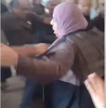 شاهد: 5 لحظات صادمة في محكمة الأسرة بالدخيلة – زوج يحاول قتل زوجته طعناً بعد رفضها العودة!