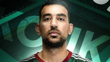 السعودي يوقع صفقة مثيرة مع أحمد حسن كوكا: تفاصيل العقد وأهميته في عالم كرة القدم!