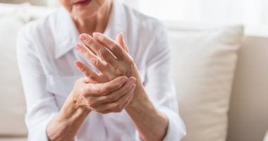 بحث جديد يدعم استخدام زيت حبة البركة كعلاج طبيعي لالتهاب المفاصل