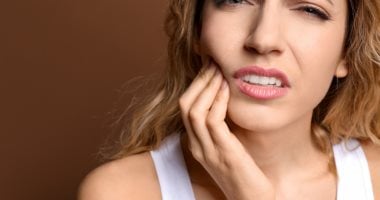 العلاقة الخفية بين ألم الأسنان والصداع.. وطرق السيطرة السريعة عليه