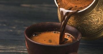 شرب الماء قبل وبعد القهوة.. عادة صحية بمنافع مضاعفة