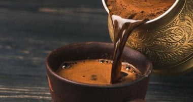 شرب الماء قبل وبعد القهوة.. عادة صحية بمنافع مضاعفة