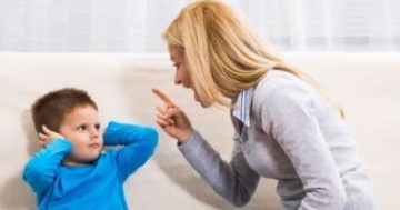 4 تأثيرات نفسية سلبية للصراخ فى وجهة طفلك.. ضبط الانفعالات ضرورة