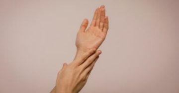 تورم اليدين فور الاستيقاظ.. 7 أسباب و7 علاجات منزلية سهلة