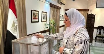 المصريون بالهند يواصلون التوافد على مقر السفارة بنيودلهى للمشاركة بانتخابات الشيوخ