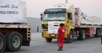 الهلال الأحمر المصري يعلن استمرار قوافل المساعدات “زاد العزة” إلى غزة