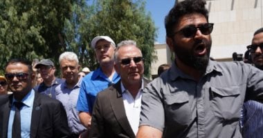 “ويتكوف” يزور أهالى الأسرى الإسرائيليين بغزة خلال مظاهرات تل أبيب.. صور