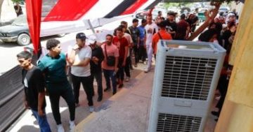 تكييف صحراوى ومياه باردة من الأهالى للناخبين فى انتخابات الشيوخ بالشيخ زايد.. صور