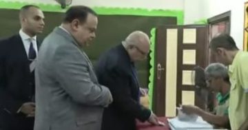 رئيس الوطنية للانتخابات يقف فى الطابور للتصويت بانتخابات الشيوخ بالعجوزة