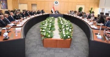 نائب رئيس الوزراء يبحث مع مصنّعي الحديد والشركات آليات توطين صناعة صاج السيارات