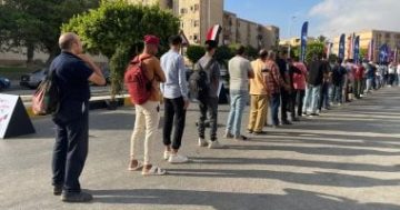 ناخبون ينتظرون أمام مدارس التجمع قبل بدء اليوم الثانى لانتخابات الشيوخ.. صور