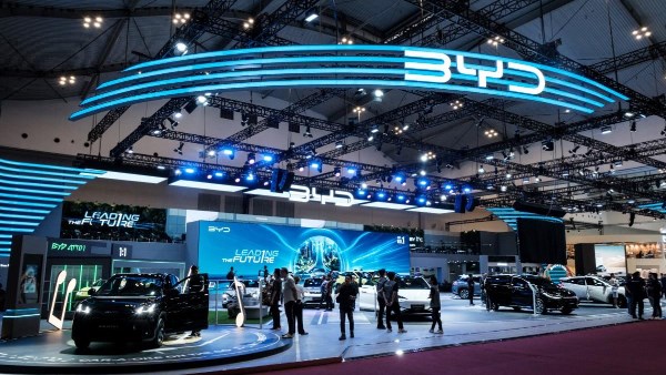 تسليمات BYD تتراجع لأول مرة وسط احتدام المنافسة في سوق المركبات الكهربائية