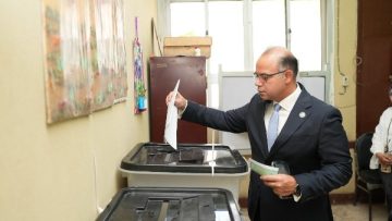 رئيس الهيئة العامة للرقابة المالية يُدلي بصوته في انتخابات مجلس الشيوخ