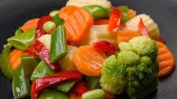 استقرار نسبي في أسعار الخضروات والفاكهة بسوق العبور